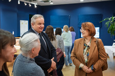 Rozmowa zgromadzonych gości z Dziekanem Lichołaiem