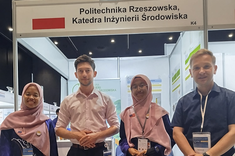 Stoisko Katedry Inżynierii i Chemii Środowiska Politechniki Rzeszowskiej im. Ignacego Łukasiewicza na 18. Międzynarodowych Targach Wynalazków i Innowacji Intarg 2025 w Katowicach