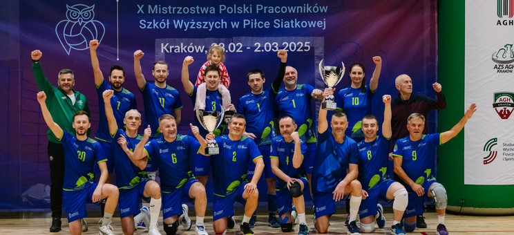 Drużyna Politechniki Rzeszowskiej im. Ignacego Łukasiewicza rywalizująca w jubileuszowych, X Mistrzostwach Polski Pracowników Szkół Wyższych w piłce siatkowej, o Puchar Rektora Akademii Górniczo-Hutniczej w Krakowie.