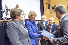 Wręczenie nagrody przez Rektora Politechniki Rzeszowskiej Pani dr inż. Marzenie Kłos. prof. Uczelni, ponadto na zdjęciu m.in. prof. dr hab. inż. Galina Kalda, fot. B.Motyka