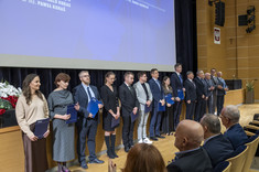 Pracownicy nagrodzeni za uzyskanie stopnia naukowego doktora, w tym od lewej: dr inż. Wioleta Iskra-Kozak (Zakład Inżynierii Materiałowej i Technologii Budownictwa), dr inż. arch. Karolina Kozłowska (Katedra Urbanistyki i Architektury)