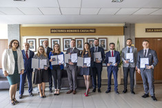 Laureaci medalu "Primus Inter Pares" z przedstawicielami Fundacji Rozwoju Politechniki Rzeszowskiej (od lewej) Iwoną Ślęzak-Gładzik, Romanem Krzystyniakiem i Grzegorzem Królem, fot. B. Motyka