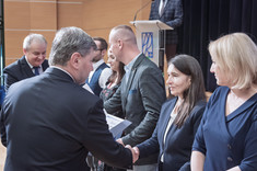 Wręczenie dr hab. inż. Jolancie Dźwierzyńskiej, prof. PRz (Zakład Projektowania Architektonicznego i Grafiki Inżynierskiej) nagrody za patent.