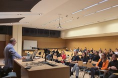 Mgr inż. arch. Maciej Łobos oraz uczestnicy spotkania z cyklu wydarzeń ArchiCZAT.