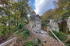 XIV-wieczne ruiny zamku Sobień