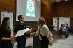 Na zdjęciu Pani Zuzanna Myćka odbierająca zaświadczenie o uczestnictwie w konferencji studenckiej VII Forum Uni-Biznes Geodezja Przedsiębiorcy Studenci.