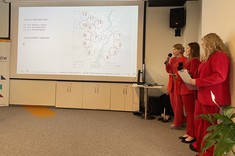 Wystąpienie zespołu projektowego składającego się z inż. arch. Wiktorii Jarząb, inż. arch. Dominiki Kłos oraz inż. arch. Klaudii Mazur podczas studenckiej konferencji naukowej „RZESZÓW PRZYSZŁOŚCI. WIZJE TRANSFORMACJI URBANISTYCZNEJ”.
