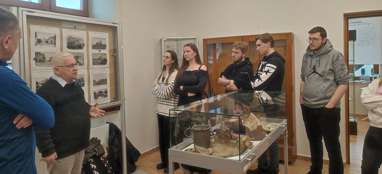 Zwiedzanie Muzeum Geodezyjno-Kartograficznego im. Eugeniusza Romera. Na zdjęciu widoczni członkowie Naukowego Koła Geodetów GLOB.