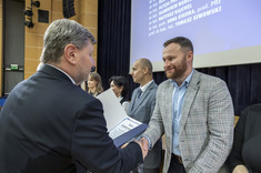 Wręczenie dr. inż. Mateuszowi Rajchelowi (Katedra Dróg i Mostów) nagrody za publikację o liczbie punktów 140