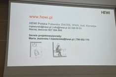 Na zdjęciu ekran z wyświetloną prezentacją. Na slajdzie widoczne napisy podające dane kontaktowe do firmy. Czarne napisy na białym tle.