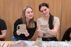 Od lewej: Gabriela Kawa i Julia Krzywińska - członkini KN AMS z pierwszymi ukończonymi kubkami