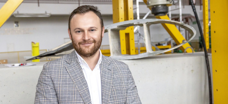 dr inż. Mateusz Rajchel (Katedra Dróg i Mostów) w Wydziałowym Laboratorium Badań Konstrukcji, fot. B. Motyka