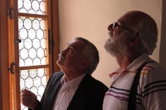 Profesorowie w trakcie dyskusji nad przyjęciem aranżacji wnętrz zamku. Od lewej: prof. M. Gosztyła, prof. P. Pásztor, fot. Ján Krcho