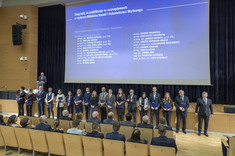 Pracownicy Wydziału Budownictwa, Inżynierii Środowiska i Architektury nagrodzeni za publikacje o liczbie punktów 140, od lewej: B. Babiarz, E. Barnat, L. Bichajło, M. Cieśla, B. Dębska, J. Dźwierzyńska, R. Gruca-Rokosz, M. Jurek, W. Kokoszka, K. Kołodziej, J. Konkol, S. Kordana-Obuch, A. Kozłowski, J. Krasoń, P. Kut, P. Lechwar, L. Lichołai