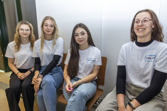 3_Członkinie koła naukowego Immersja siedzą na krzesłach w oczekiwaniu na prelegenta.