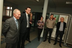 Uczestnicy wystawy, od lewej: dr inż. Aleksander Starakiewicz, prof. Uczelni, dr hab. inż. Dariusz Heim, prof. Politechniki Łódzkiej, mgr inż. arch. Beata Raś, mgr Urszula Urjasz-Tryba, dr inż. arch. Igor Labuda, dr hab. inż. Maciej Piekarski, prof. Uczelni