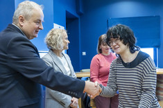 Dziekan Lech Lichołai gratuluje nagrodzonej w konkursie osobie