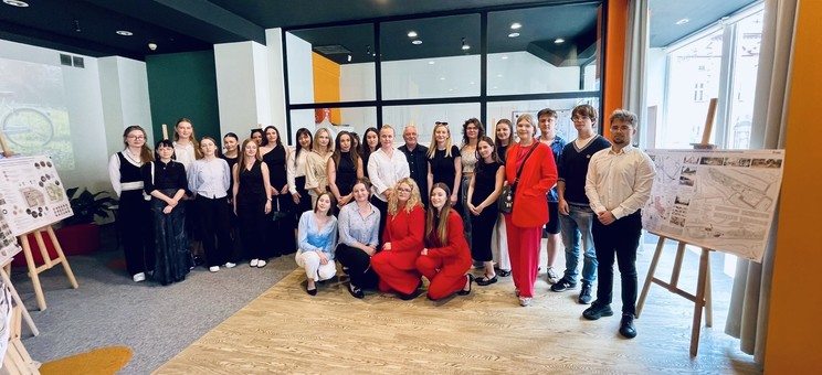 Uczestnicy studenckiej konferencji naukowej „RZESZÓW PRZYSZŁOŚCI. WIZJE TRANSFORMACJI URBANISTYCZNEJ” podczas wspólnego zdjęcia.