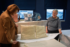 Pani Agata opowiada o jednym ze swoich haftów, który zdobi biały obrus