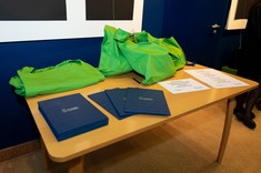 Nagrody i dyplomy przygotowane dla uczestników i laureatów konkursu Dyplomowa Sesja Plakatowa POSTER MASTER 2025 na WBIŚiA.