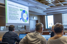 Uczestnicy posiedzenia plenarnego Komitetu Inżynierii Środowiska oraz Komitetu Inżynierii Lądowej i Wodnej Polskiej Akademii Nauk podczas prezentacji referatu przez kierownika Katedry Dróg i Mostów na Wydziale Budownictwa, Inżynierii Środowiska i Architektury i zarazem członka Komitetu Inżynierii Lądowej i Wodnej Politechniki Rzeszowskiej prof. dr. hab. inż. Tomasza Siwowskiego pt. „Mostownictwo jako obszar gospodarki o obiegu zamkniętym”.