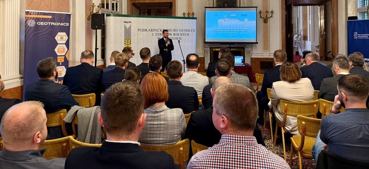 Uczestnicy konferencji podczas wystąpienia dr. hab. inż. Przemysława Lenia, prof. PRz - Katedra Geodezji i Geotechniki im. Kaspra Weigla.