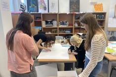 Uczennice Akademickiego Liceum Ogólnokształcącego w Rzeszowie podczas warsztatów modelarskich "Dom marzeń" odbywanych w ramach programu Via Carpatia w "Pracowni rysunku" w budynku M.