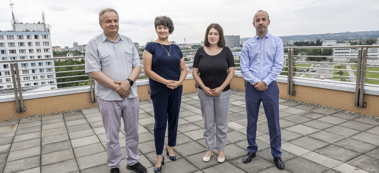 Od lewej: prof. dr hab. inż. Lech Lichołai, dr hab. inż. Bożena Babiarz, prof. PRz, dr inż. Joanna Krasoń, dr inż. Przemysław Miąsik, fot. Beata Motyka