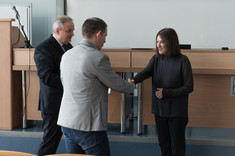 Prorektor ds. studenckich i umiędzynarodowienia - dr hab. inż. Bartosz Miller, prof. PRz skałada gratulacje dr inż. Joannie Krasoń, fot. Arkadiusz Surowiec