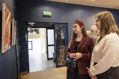 Dwie studentki podziwiające wystawę prac.