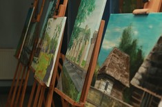 Prace malarskie studentów, od lewej: Michała Buczko, Moniki Szyszki, Wiktorii Niemczyk, Jakuba Licaka, Joanny Szyszki, Nicole Kwiatanowskiej-Nawrockiej.