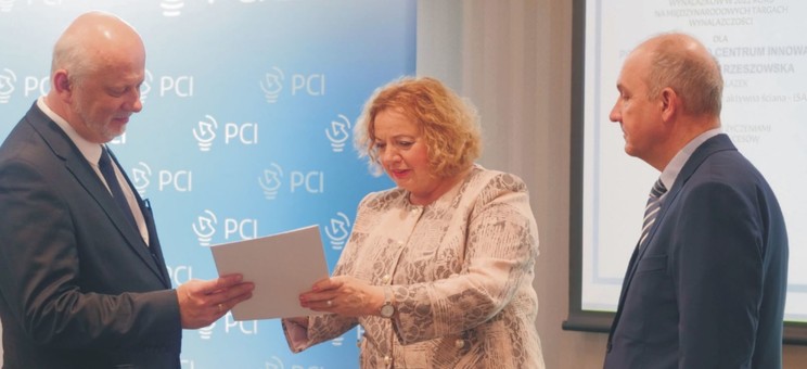 Od lewej: dr inż. Jerzy Szyszka, Ewa Draus - wicemarszałek województwa podkarpackiego, Jacek Kubrak - prezes Podkarpackiego Centrum Innowacji (PCI)