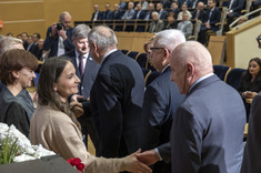 Pracownicy Wydziału Budownictwa, Inżynierii Środowiska i Architektury: dr inż. Wioleta Iskra-Kozak oraz dr inż. arch. Karolina Kozłowska odbierający gratulacje za uzyskanie stopnia naukowego doktora