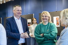 Prodziekan Piotr Nazarko i Prodziekan Marzena Kłos rozmawiają z dyrektorką liceum ALO - Renatą Łunarską