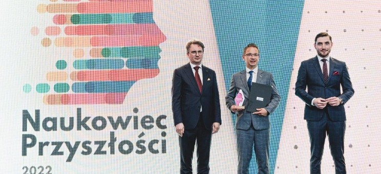 Dr inż. Adam Masłoń z nagrodą "Naukowiec przyszłości 2022", fot. Forum Inteligentnego Rozwoju