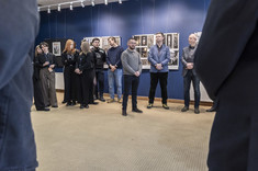 Przemysława Gąsiorski przemawia do obecnych na wernisaż