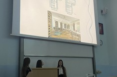 Prezentacja projektu przez studentki należące do Koła Architektonicznego ZARYS.