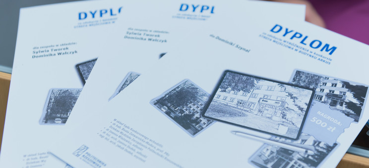 Dyplomy studentek nagrodzonych w konkursie na zaprojektowanie przestrzeni wejściowej budynku Arcus, fot. Arkadiusz Surowiec