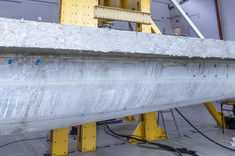 Hybrydowy dźwigar z recyklowanych łopat turbin wiatrowych i betonu niekonwencjonalnego