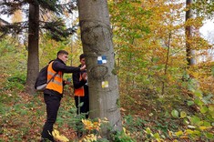 Studenci na granicy szlaku niebeskiego i żółtego