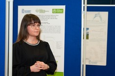 Prezentacja posteru pracy pt. "Techniczno-ekonomiczna analiza działania wybranych kolektorów słonecznych w odniesieniu do usytuowania dla budynku jednorodzinnego" przez autorkę mgr inż. Beatę Bogdańską.