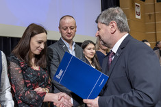 Wręczenie dr inż. Andżelice Domoń (Katedra Oczyszczania i Ochrony Wód) nagrody za patent.