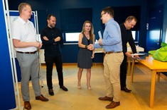 Wręczenie nagrody zwycięzcy konkursu POSTER MATER 2025 na WBIŚiA - mgr. inż. Maciejowi Pastuła, od lewej: dr hab. inż. Piotr Nazarko, prof. PRz, mgr inż. arch. Łukasz Bajda, dr inż. Izabela Piegdoń, mgr inż. Maciej Pastuła, dr inż. Krzysztof Boryczko.