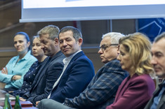 Na zdjęciu widoczni m.in. od lewej: mgr inż. Andrzej Sowa - Kanclerz PRz, dr hab. inż. Bartosz Miller, prof. PRz - Prorektor ds. studenckich i umiędzynarodowienia, dr hab. inż. Adam Marciniec, prof. PRz - Dziekan Wydziału Budowy Maszyn i Lotnictwa, dr hab. Beata Zatwarnicka-Madura, prof. PRz - Dziekan Wydziału Zarządzania