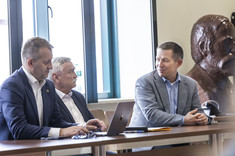 Od lewej: mgr inż. Andrzej Sowa - Kanclerz PRz, prof. dr hab. inż. Marek Gosztyła, dr hab. inż. Bartosz Miller, prof. PRz - Prorektor ds. studenckich i umiędzynarodowienia