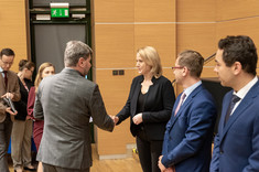 Wręczenie nagrody przez Rektora Politechniki Rzeszowskiej Pani dr hab. inż. Renacie Grucy-Rokosz, prof. Uczelni, ponadto na zdjęciu dr inż. Adam Masłoń oraz dr inż. Michał Musiał, fot. A.Surowiec