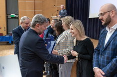 Wręczenie nagrody za osiągnięcia naukowe, dydaktyczne i organizacyjne Pani dr hab. inż. Małgorzacie Kidzie, prof. PRz, fot. A. Surowiec