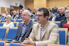 Uczestnicy wydarzenia, na pierwszym planie dr hab. inż. Lesław Bichajło, prof. PRz oraz mgr inż. Kamil Kowalski.