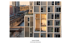 W budynku, na balkonie odpoczywa mężczyzna