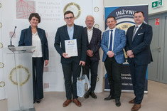 Wręczenie nagrody laureatowi I nagrody - Panu mgr. inż. Maciejowi Pastule, od lewej: dr hab. inż. Bożena Babiarz, prof. PRz, mgr inż. Maciej Pastuła, mgr inż. Łukasz Kaczmarczyk, dr hab. inż. Bartosz Miller, prof. PRz, mgr inż. Wacław Kamiński 